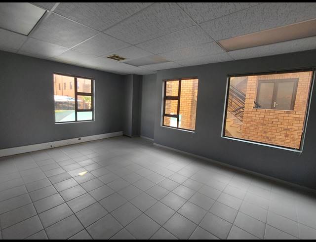 144M² OFFICE TO LET IN FOURWAYS